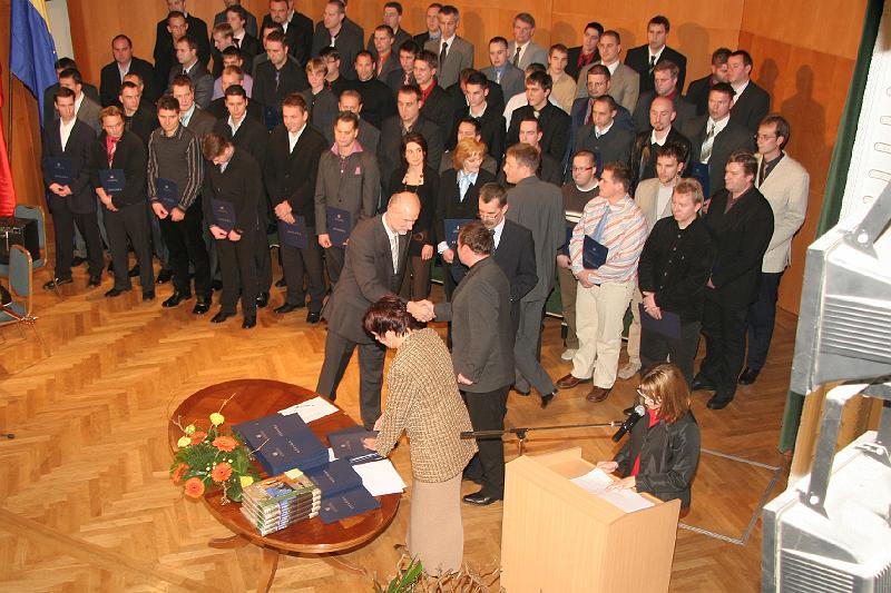 Podlitev 08 - 09.jpg - Diplome sta podelila ravnatelj Alojz Razpet in direktor ŠCC igor Dosedla.